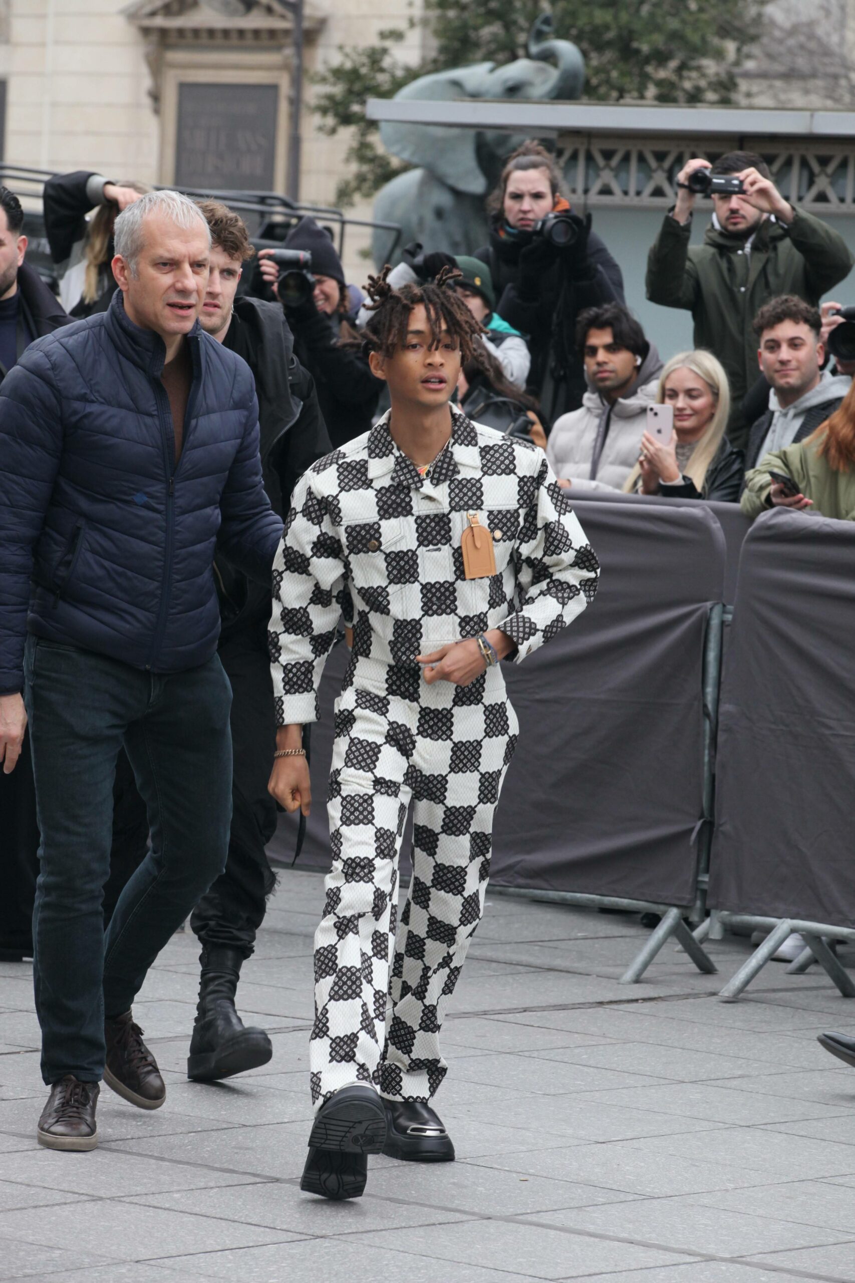 Jaden Smith canaliza la moda crop top de los años 90 de su papá Will Smith  en su última aparición en la Semana de la Moda de París - Netflix News