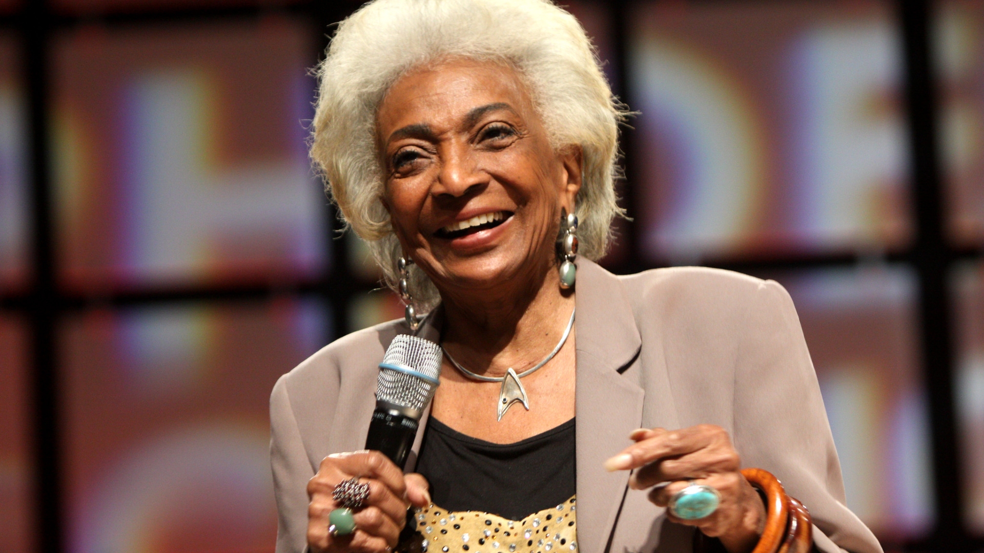 La star di Star Trek Nichelle Nichols premiata al Comic Con di Los