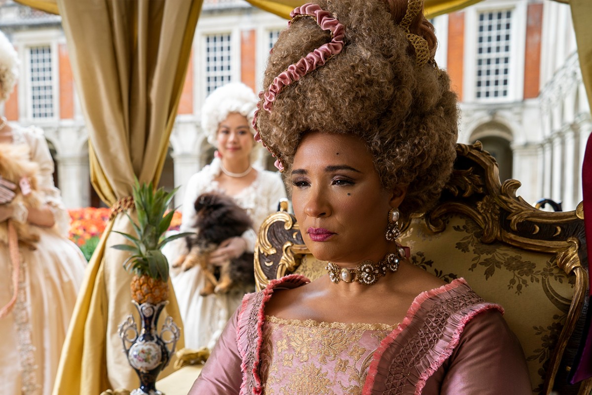 Cosa sta annusando la regina in&quot;Bridgerton&quot;? Netflix News