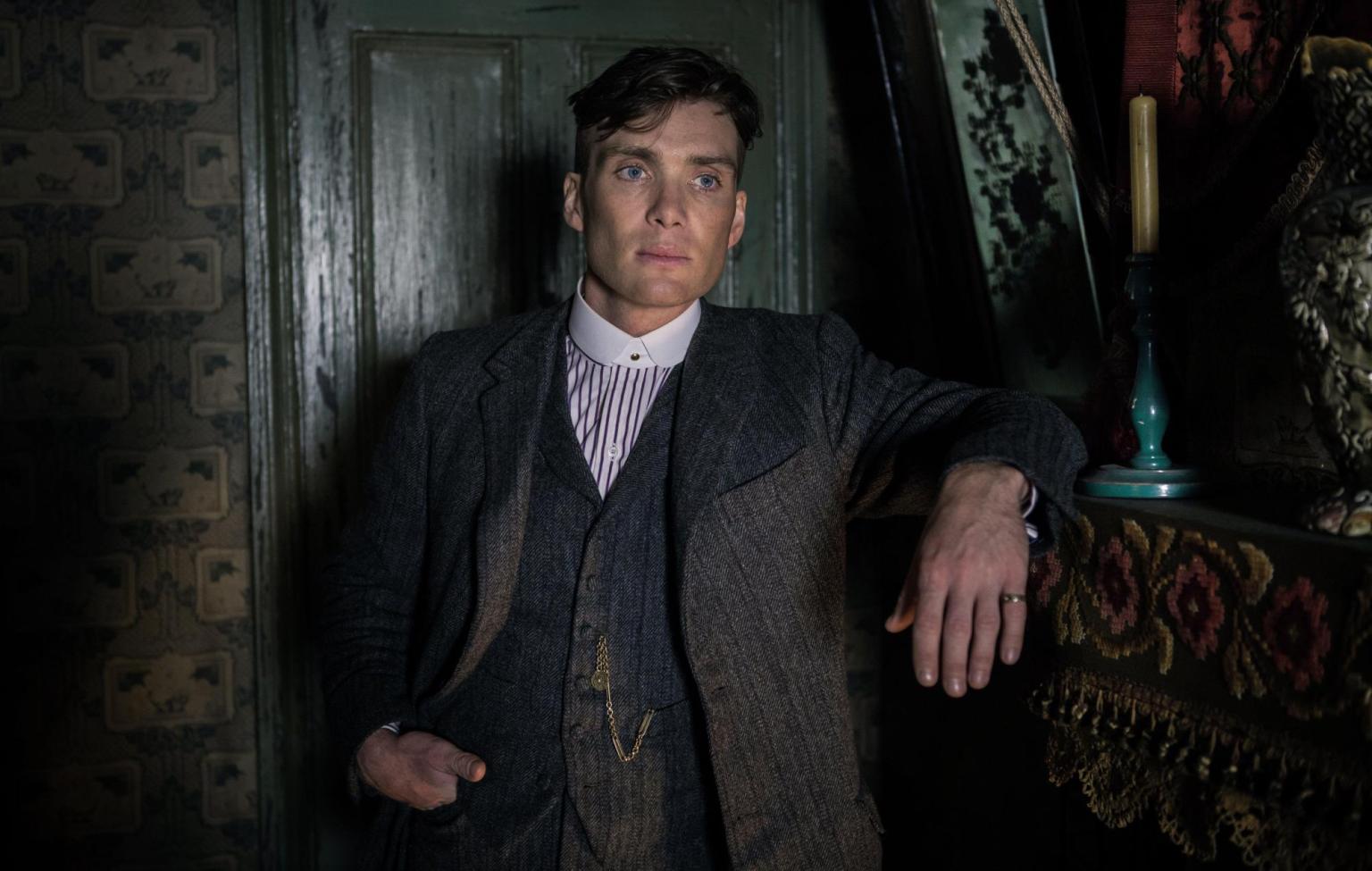 キリアンマーフィー(ピーキーブラインダーズ)とフローレンスピュー(リッテウーマン)は時代劇の連勝を維持し続け、これらの写真はなぜ